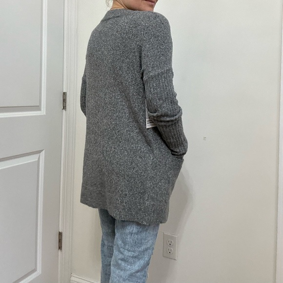 Marled Knit Elongated Cardigan with Pockets - Picture 6 of 8